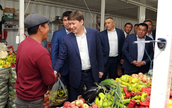 Премьер-министр Сапар Исаков в ходе рабочей поездки посетил центральный рынок Нарына, побеседовал с продавцами и ответил на интересующие их вопросы. - Sputnik Кыргызстан