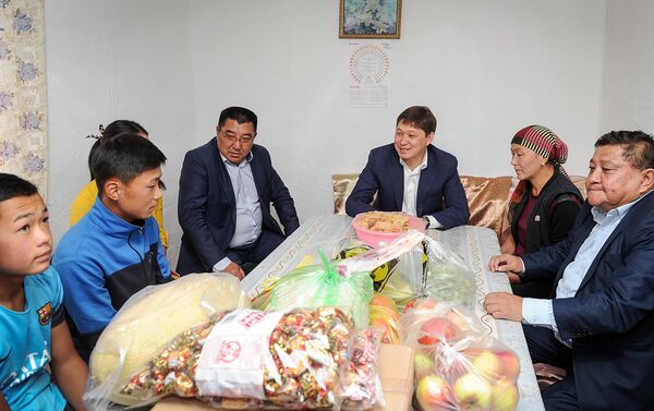 Он приобрел продукты для нарынчанки Эркингуль Казиевой, посетил ее дом и ознакомился с условиями жизни. - Sputnik Кыргызстан