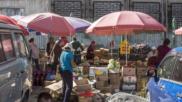 Торговля овощами на рынке. Архивное фото - Sputnik Кыргызстан