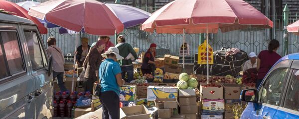 Торговля овощами на рынке. Архивное фото Торговля овощами на рынке. Архивное фото - Sputnik Кыргызстан