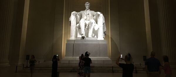 Люди посещают мемориал Линкольна в Вашингтоне - Sputnik Кыргызстан