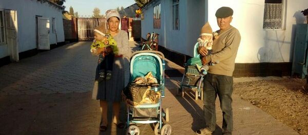 Өлкө башчы Алмазбек Атамбаев былтыр Ак-Талаа районунун Чолок-Кайың айылында төрөлгөн үч эмдин ата-энесине үй белек кылды - Sputnik Кыргызстан