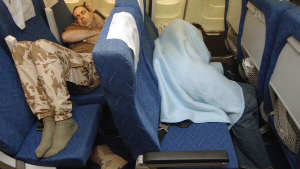 Мужчины спят на пассажирских сидениях самолета. Архивное фото - Sputnik Кыргызстан