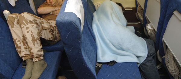 Мужчины спят на пассажирских сидениях самолета. Архивное фото - Sputnik Кыргызстан