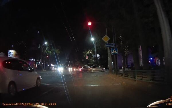 Неизвестный протаранил две машины в центре столицы и скрылся с места ДТП - Sputnik Кыргызстан