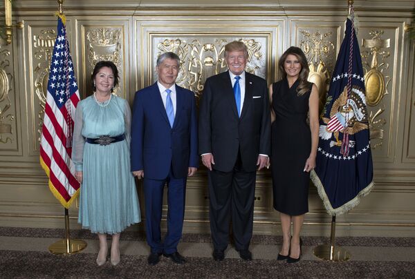 Президент КР Алмазбек Атамбаев и Раиса Атамбаевы с Дональдом и Меланией Трамп - Sputnik Кыргызстан