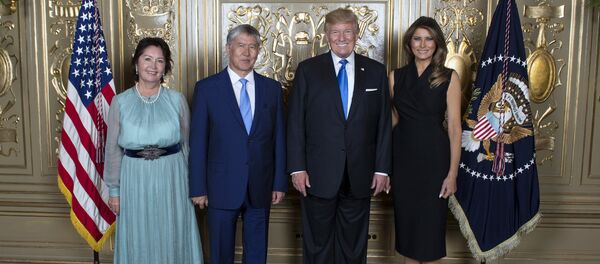 Алмазбек Атамбаев жана Дональд Трамп жубайлары менен Алмазбек Атамбаев жана Дональд Трамп жубайлары менен - Sputnik Кыргызстан