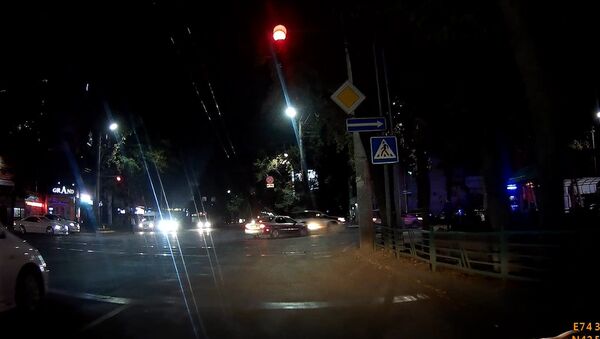 Врезался в два авто и скрылся — видео ДТП в центре Бишкека - Sputnik Кыргызстан