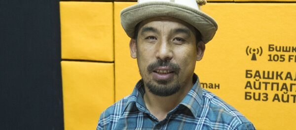 Белгилүү манасчы Рыспай Исаков маек учурунда Белгилүү манасчы Рыспай Исаков маек учурунда - Sputnik Кыргызстан