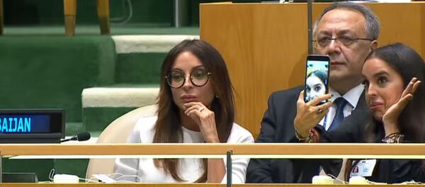 Дочь Ильхама Алиева делала селфи, пока отец выступал на Генассамблее ООН - Sputnik Кыргызстан