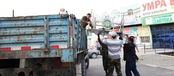 Ош шаарынын борбордук базарында 21-сентябрда рейд жүрүп, башаламан соода кылган күркөлөр алынды - Sputnik Кыргызстан