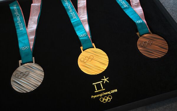 Түштүк Кореянын Пхенчхан шаарында 2018-жылы өтө турчу кышкы Олимпиаданын уюштуруучулары жеңүүчүлөргө тапшырыла турчу медалдарды элге көрсөттү - Sputnik Кыргызстан