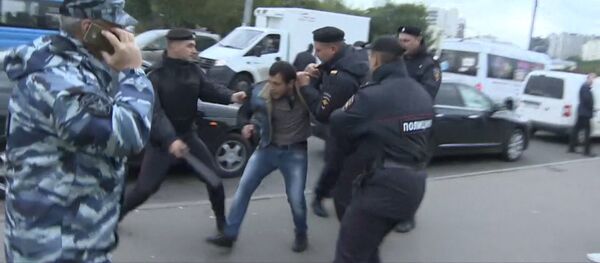 Беспорядки во время рейда против нелегальных мигрантов у ТЦ Москва в Люблино - Sputnik Кыргызстан