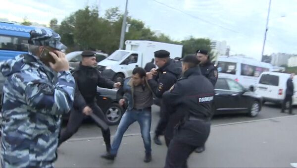 Беспорядки во время рейда против нелегальных мигрантов у ТЦ Москва в Люблино - Sputnik Кыргызстан