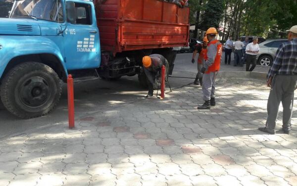 В Бишкеке демонтированы самовольно установленные ограждения парковочной территории по улице Раззакова - Sputnik Кыргызстан