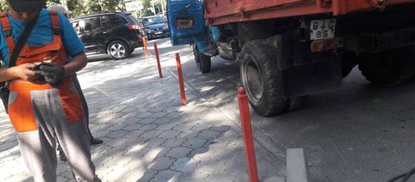 Демонтаж самовольно установленных ограждений парковочных территорий - Sputnik Кыргызстан