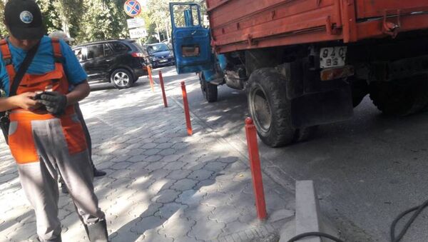 Демонтаж самовольно установленных ограждений парковочных территорий - Sputnik Кыргызстан