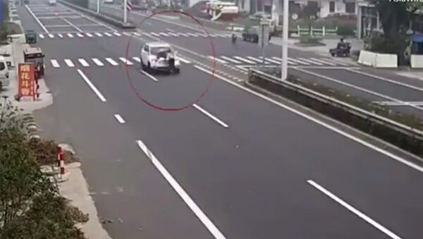 Китаец прокатил бывшую девушку и ее ухажера на капоте авто — видео - Sputnik Кыргызстан