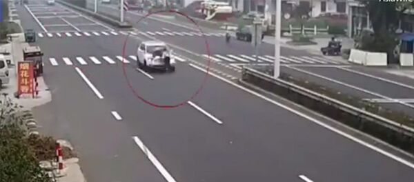 Китаец прокатил бывшую девушку и ее ухажера на капоте авто — видео - Sputnik Кыргызстан