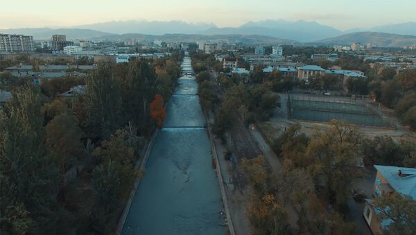 Как подают воду в арыки Бишкека — кадры с высоты птичьего полета - Sputnik Кыргызстан
