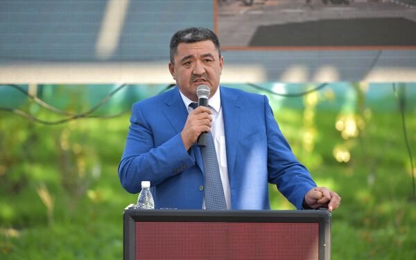 Мэр города Бишкек Албек Ибраимов на открытии первых в Бишкеке солнечных коллекторов - Sputnik Кыргызстан