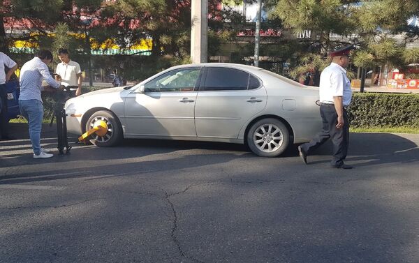 Управление патрульной милиции начало ставить на машины, припарковавшиеся в неположенном месте, блокираторы колес - Sputnik Кыргызстан