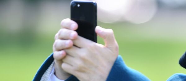 Мужчина делает селфи. Архивное фото Мужчина делает селфи. Архивное фото - Sputnik Кыргызстан