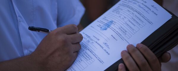 Сотрудник во время рейда. Архивное фото - Sputnik Кыргызстан