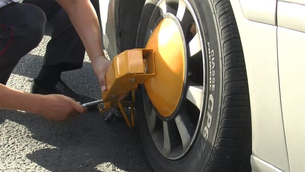 Как выглядит процесс блокировки колес в Бишкеке — видео - Sputnik Кыргызстан