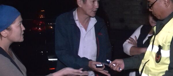 Женщина без документов и споры с УПМ — кадры ночного рейда в Бишкеке - Sputnik Кыргызстан