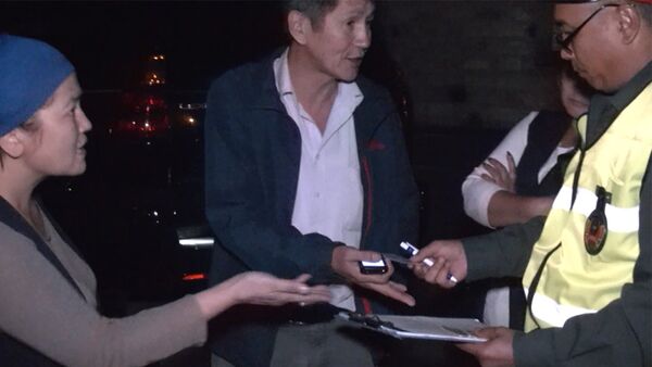 Женщина без документов и споры с УПМ — кадры ночного рейда в Бишкеке - Sputnik Кыргызстан