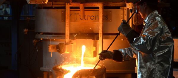 Рабочий заводе по обработке цветных металлов. Архивное фото - Sputnik Кыргызстан