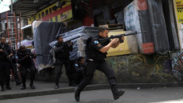 Полицейские занимают позицию во время операции после жестоких столкновений между наркобизнесами в трубе Росинья в Рио-де-Жанейро, Бразилия, 22 сентября 2017 года - Sputnik Кыргызстан