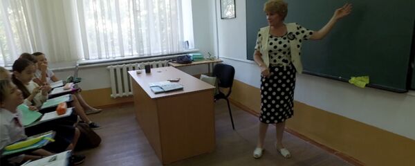 Без акцента! Как русская учительница ведет уроки кыргызского — видео - Sputnik Кыргызстан