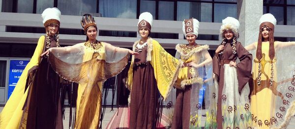 Работы дизайнера одежды Алмаз кызы Чолпонай - Sputnik Кыргызстан