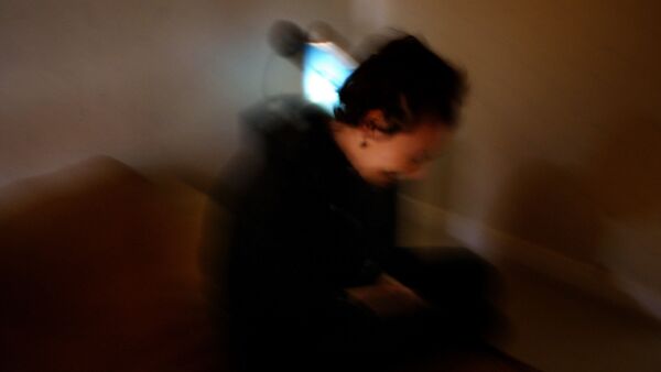 Девушка сидит в спальне своей квартиры. Архивное фото - Sputnik Кыргызстан