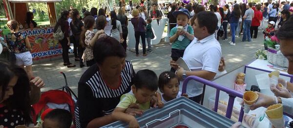 Яркие краски, улыбки и много мороженого — фестиваль в парке Ататюрка Яркие краски, улыбки и много мороженого — фестиваль в парке Ататюрка - Sputnik Кыргызстан