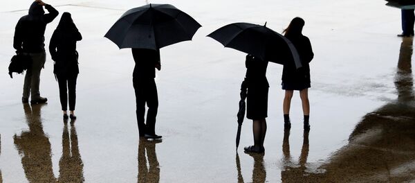 Кол чатыр кармаган адамдар. Архив Кол чатыр кармаган адамдар. Архив - Sputnik Кыргызстан