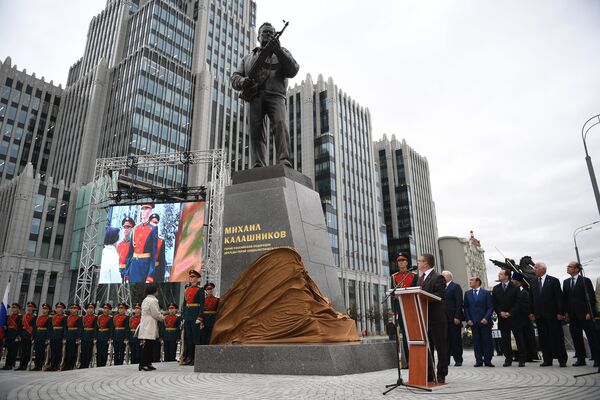 Церемония открытия памятника Михаилу Калашникову - Sputnik Кыргызстан