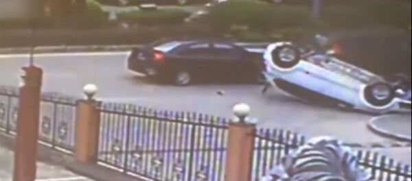 Грузовик случайно зацепил и перевернул машину — видео жуткого ДТП - Sputnik Кыргызстан