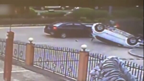 Грузовик случайно зацепил и перевернул машину — видео жуткого ДТП - Sputnik Кыргызстан