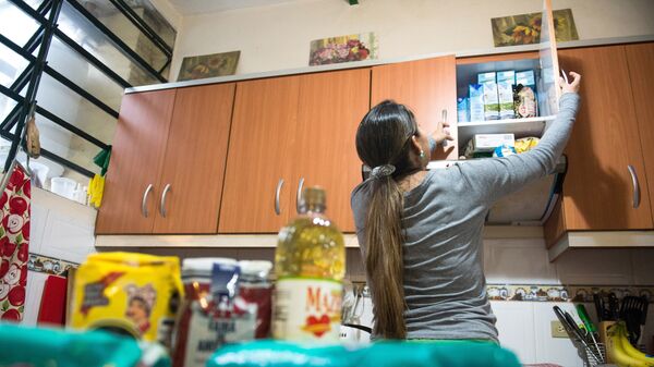 Женщина во время готовки еды. Архивное фото - Sputnik Кыргызстан