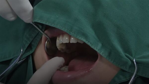 Робот-стоматолог впервые вставил зубные импланты человеку — кадры - Sputnik Кыргызстан