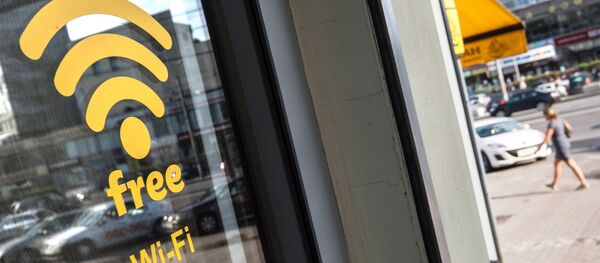 Наклейка Wi-Fi на двери. Архивное фото - Sputnik Кыргызстан