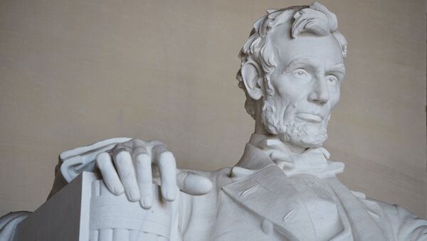 Статуя шестнадцатого президента США Авраама Линкольна в Вашингтоне. Архивное фото - Sputnik Кыргызстан
