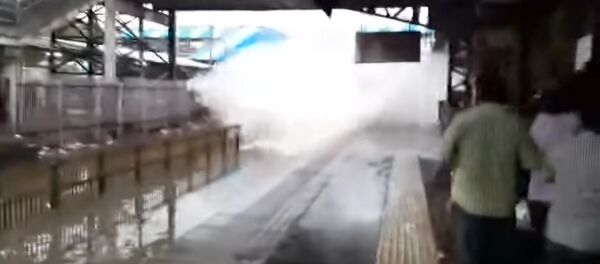 Скоростной поезд окатил гигантской волной людей на станции в Индии - Sputnik Кыргызстан