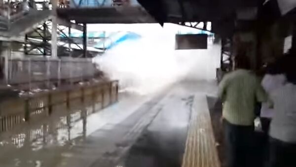 Скоростной поезд окатил гигантской волной людей на станции в Индии - Sputnik Кыргызстан