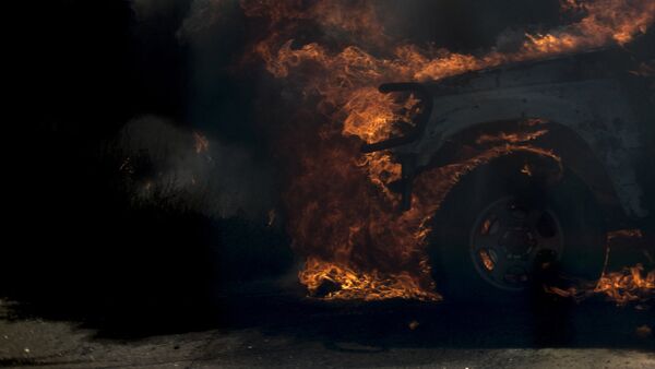 Легковой автомобиль в огне. Архивное фото - Sputnik Кыргызстан
