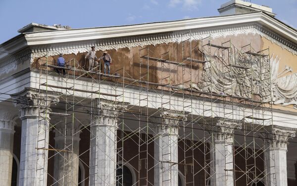Директор театра рассказал, что главная цель ремонта — воссоздание первоначального вида здания - Sputnik Кыргызстан