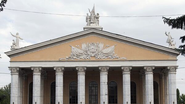 Памятники на здании театра оперы и балета имени А. Малдыбаева в Бишкеке. Архивное фото - Sputnik Кыргызстан